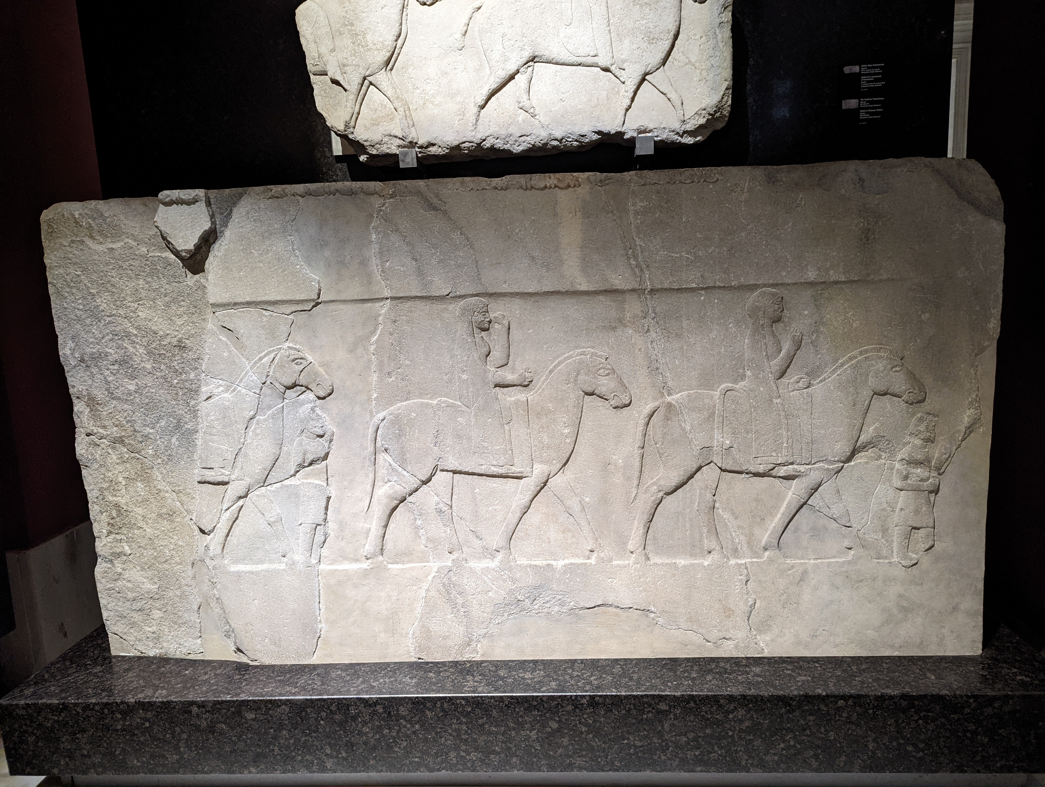 This relief is a Greco-Persian funerary stele fragment depicting a procession of horsewomen (cavaliers/riders), discovered at Daskyleion (Dascylium) in modern-day northwestern Türkiye.