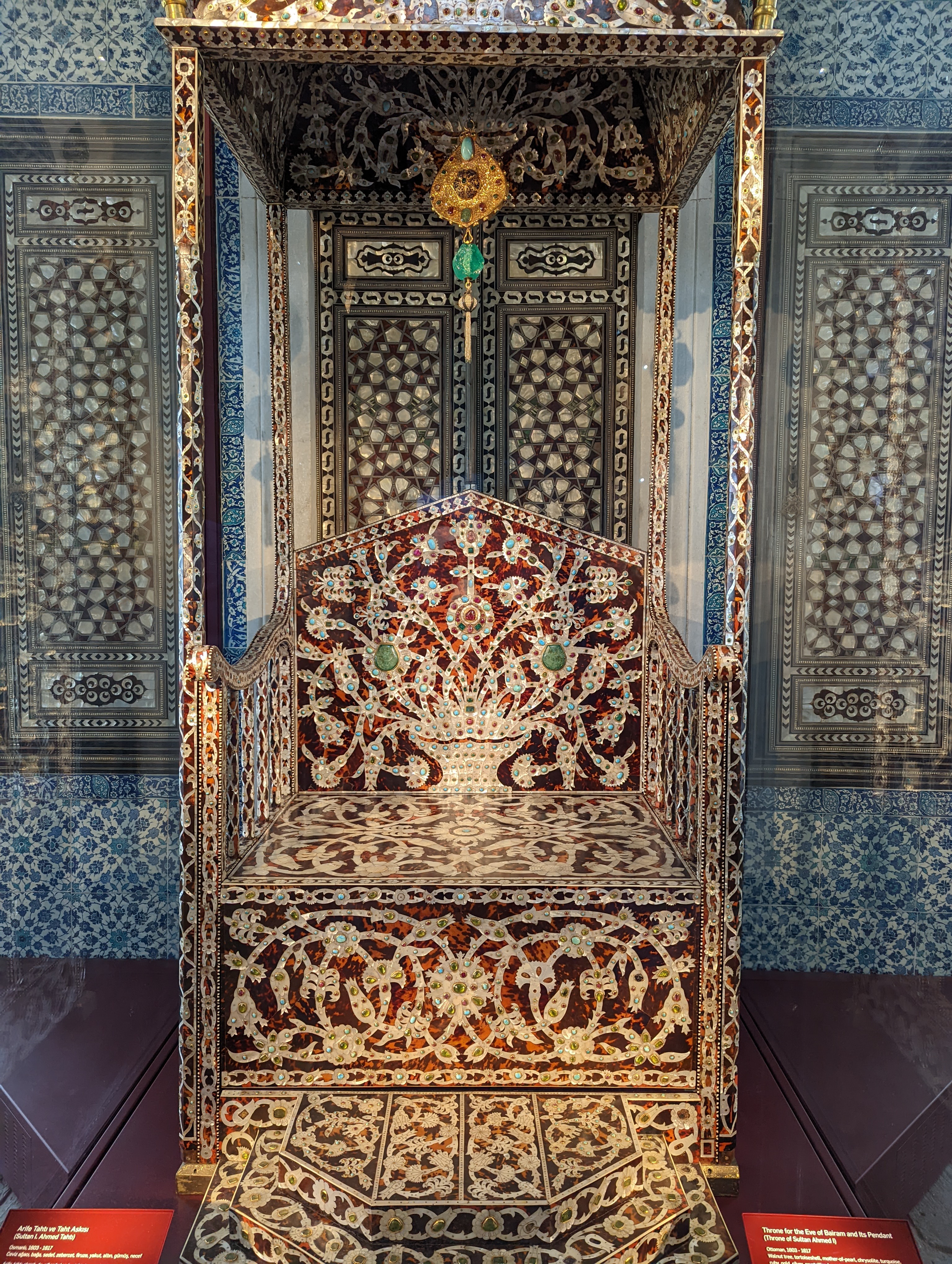 This is the Arife Throne (Arife Tahtı or Sultan I. Ahmed Tahtı), crafted in the early 17th century (c. 1603–1617) during the reign of Sultan Ahmed I.  On Arife day, the throne was set up in front of the Audience Chamber (Arz Odası) in the Third Courtyard. The Sultan would sit here after afternoon prayers to hold an intimate, pre-festival greeting ceremony (bayramlaşma) with senior palace residents, pages, and high-ranking officials before the official public festival began the following morning.