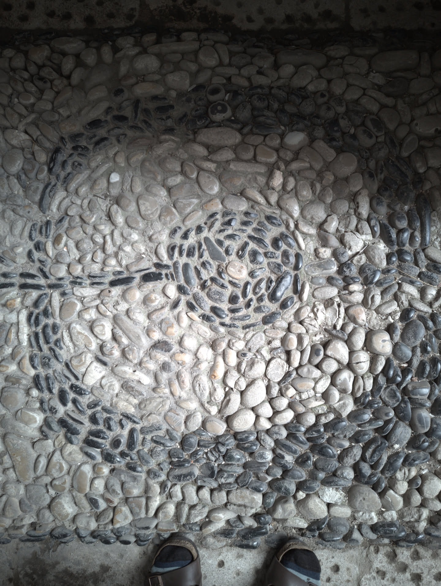 Pebble mosaic pathways called podima or çakıl mozaik marked oft-trodden routes within the Third Courtyard.