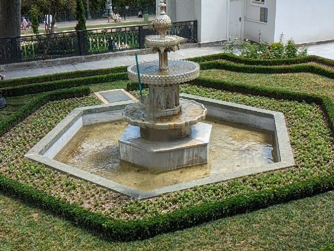 This is the central tiered marble fountain (şadırvan) located in the Terrace Garden (Sofa-yı Hümayun) within the Fourth Courtyard of Topkapı Palace.