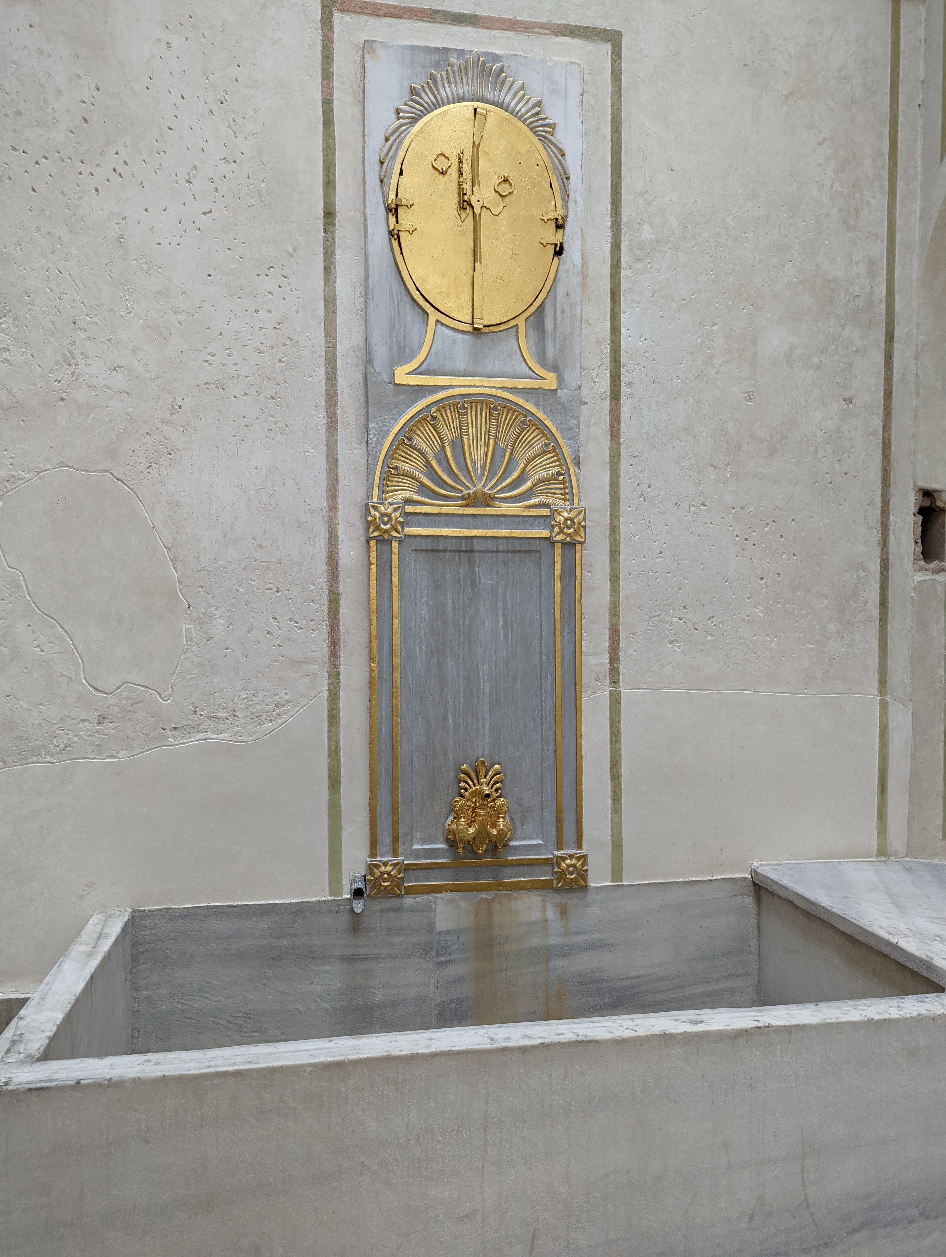 This is an 18th-century Ottoman Baroque wall fountain (duvar çeşmesi), located along one of the interior corridors in the Harem section of Topkapı Palace.