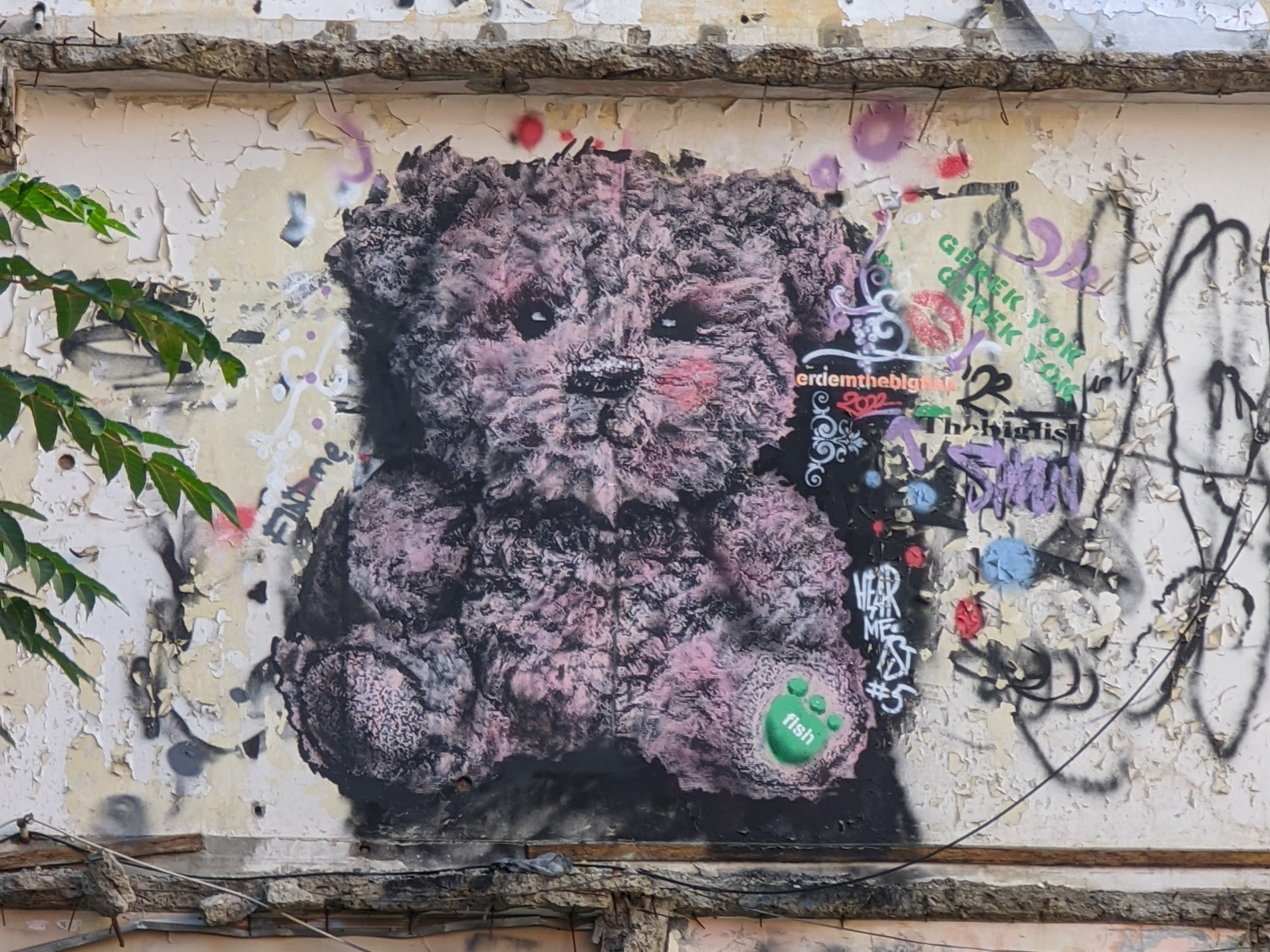 Street art in Istanbul: a pink bear
