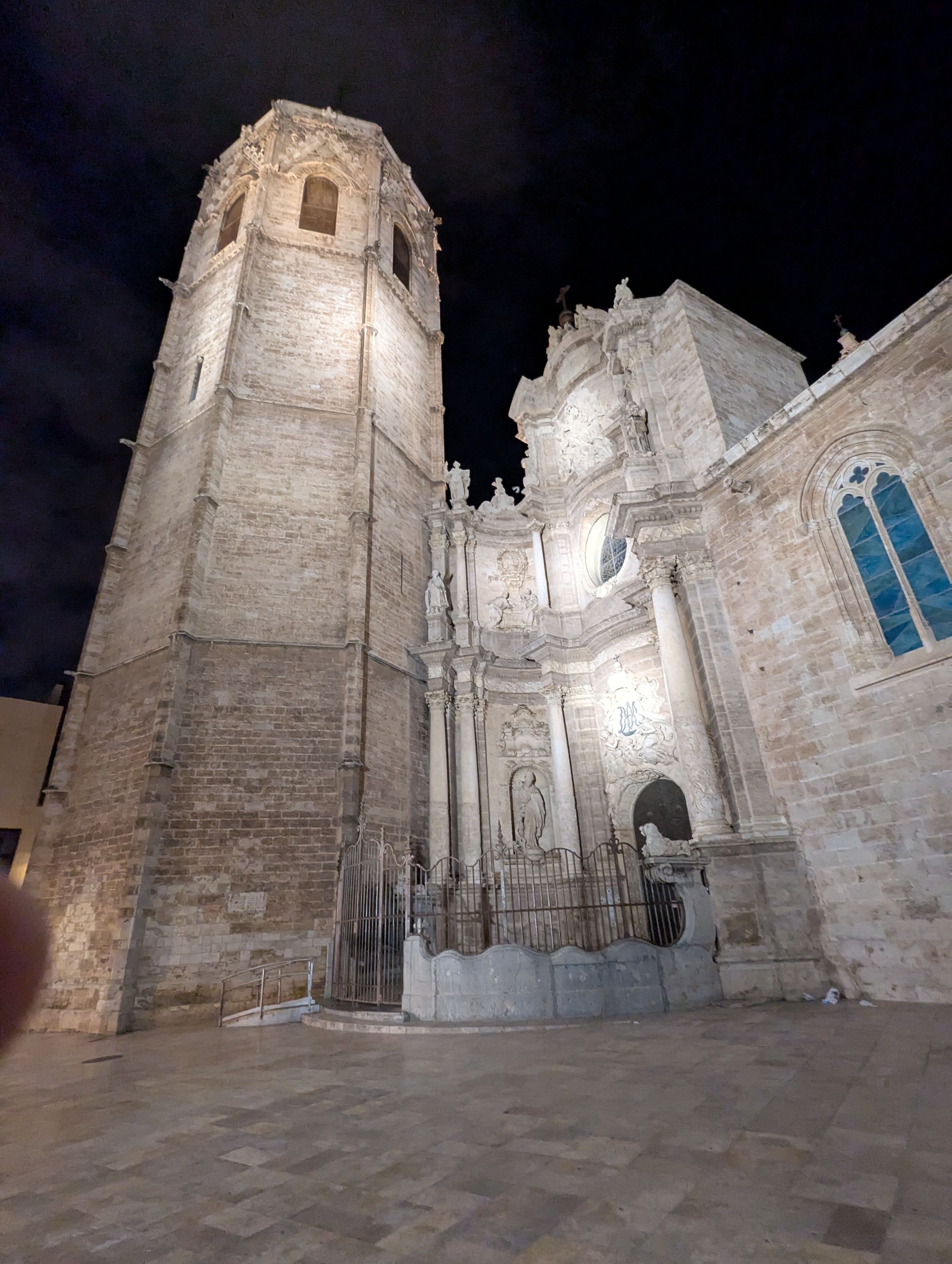 Cathedral of València by night
