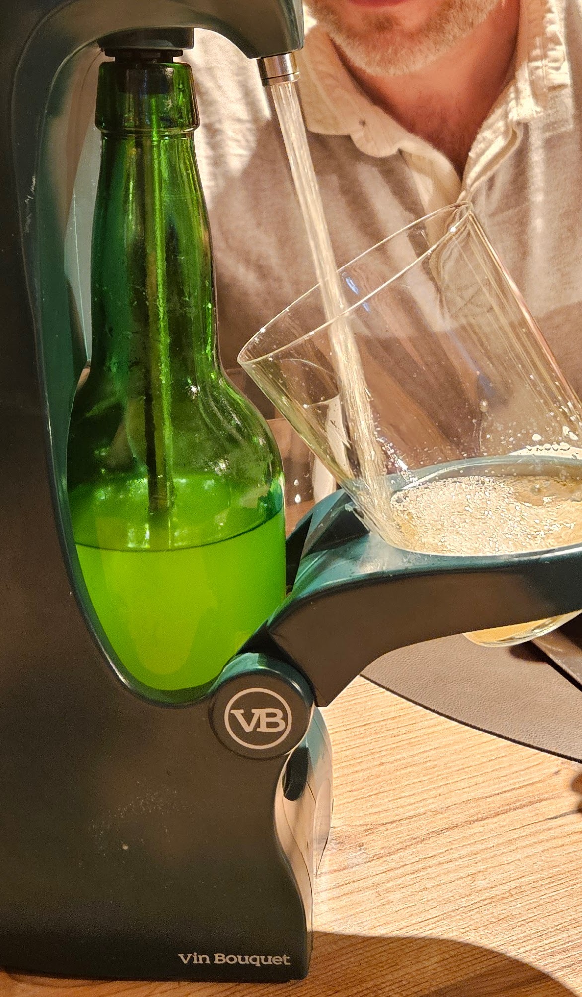 Aerating cider pouring machine