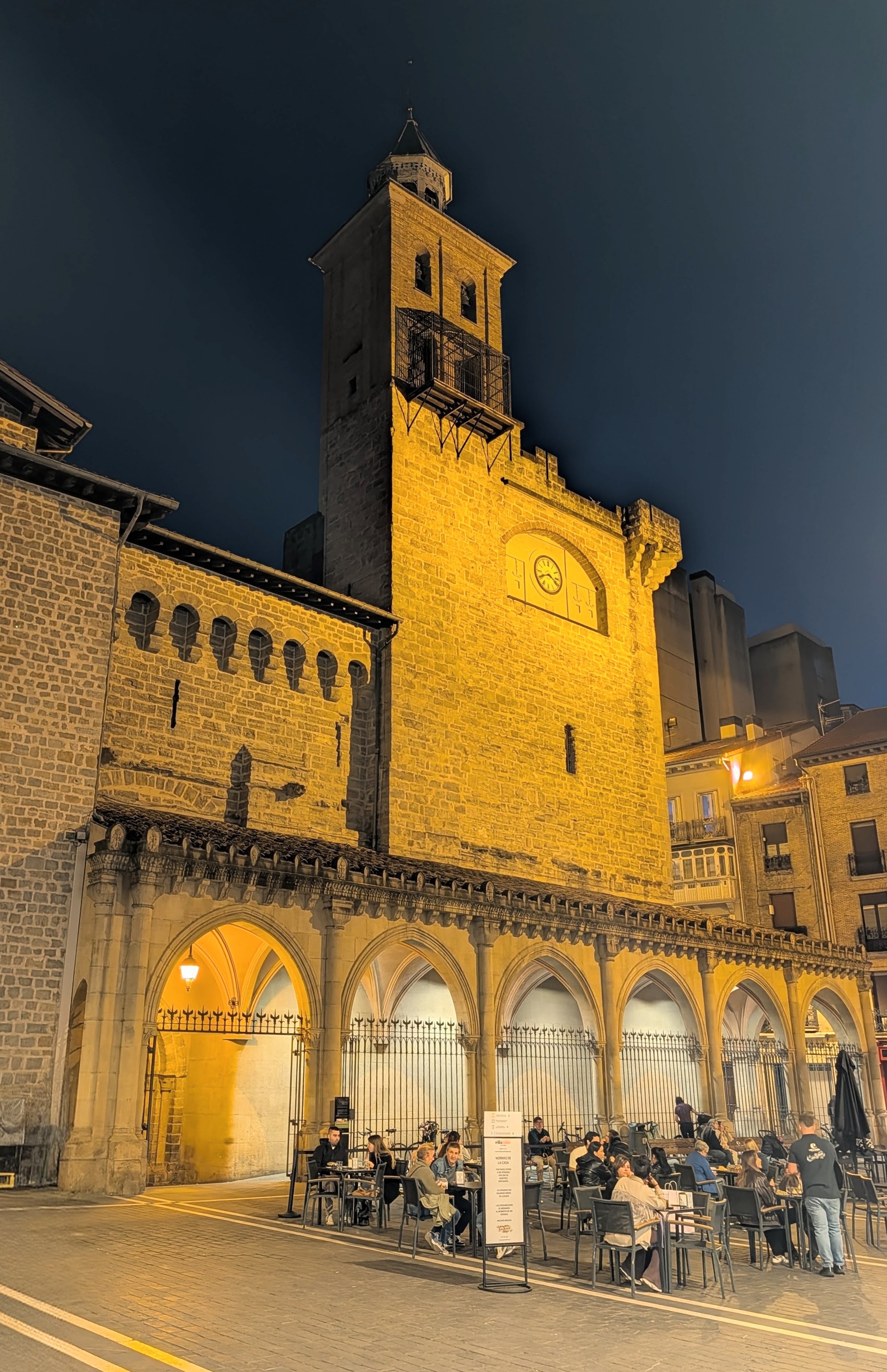 Alongside the Iglesia de San Nicolás