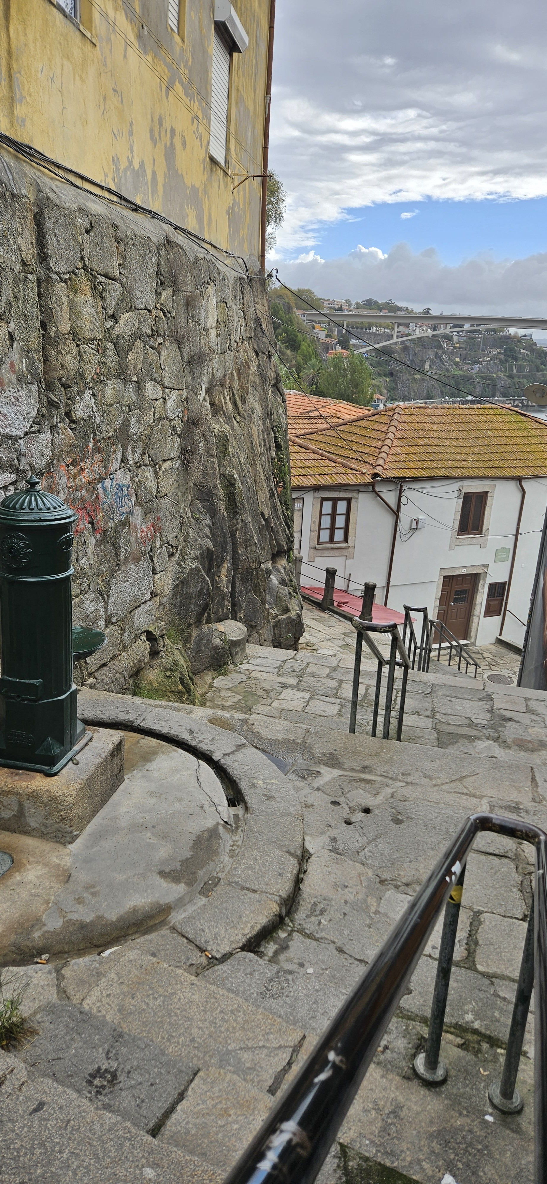 Escada dos Guindais stairs