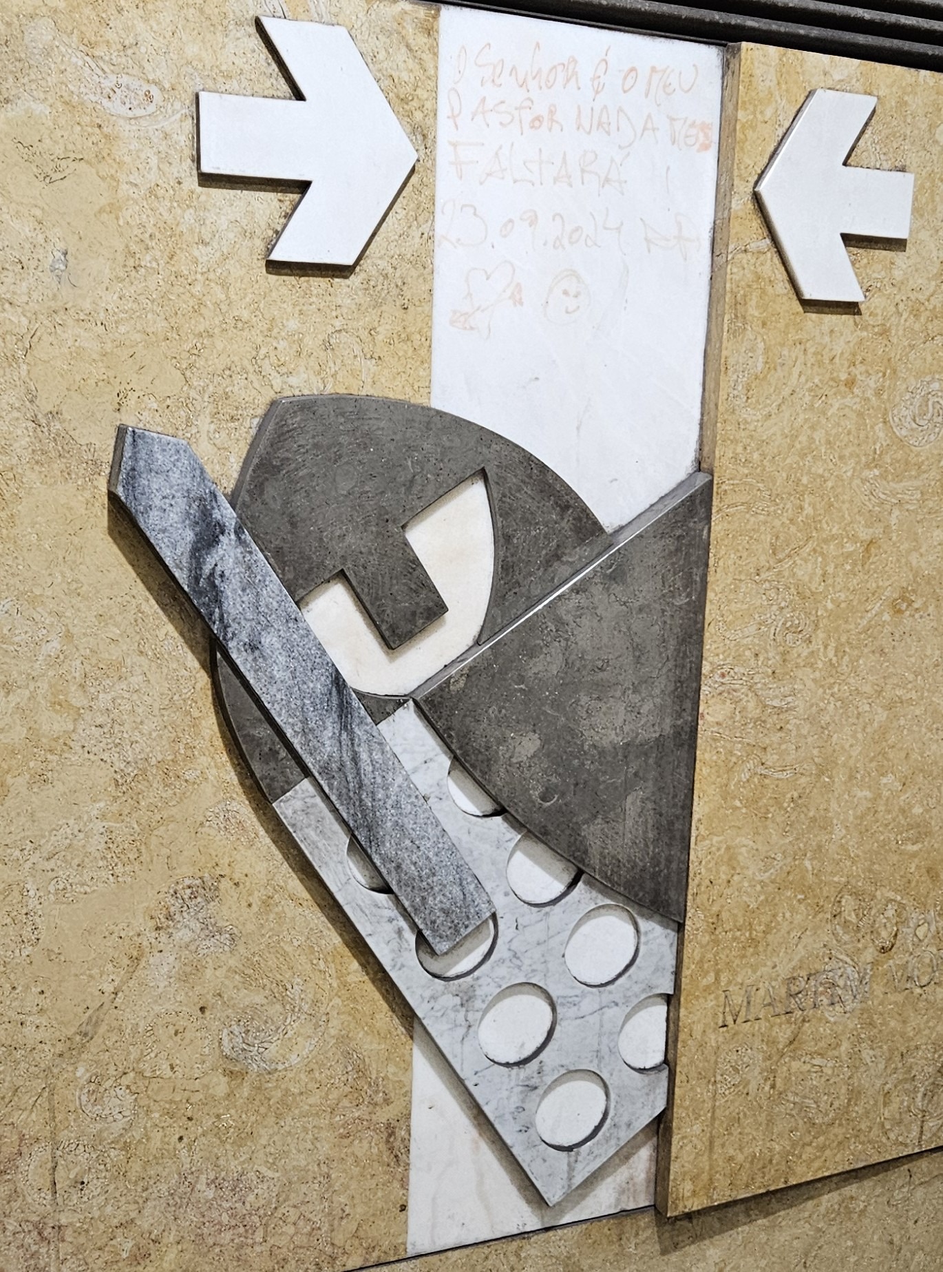 Cut stone mural in Lisbon metro - knight peeking
