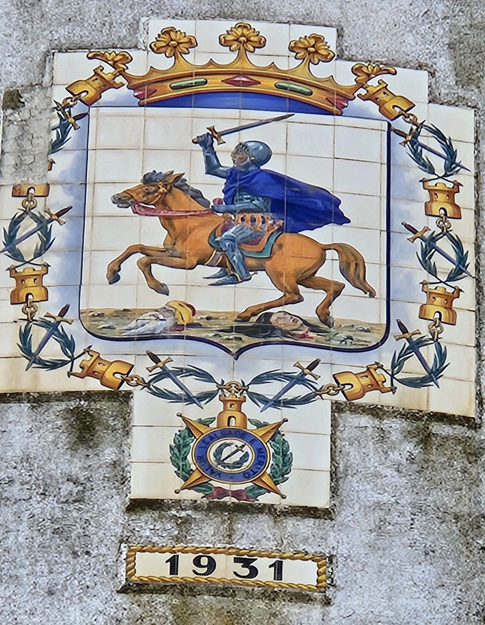 Évora crest on water tower