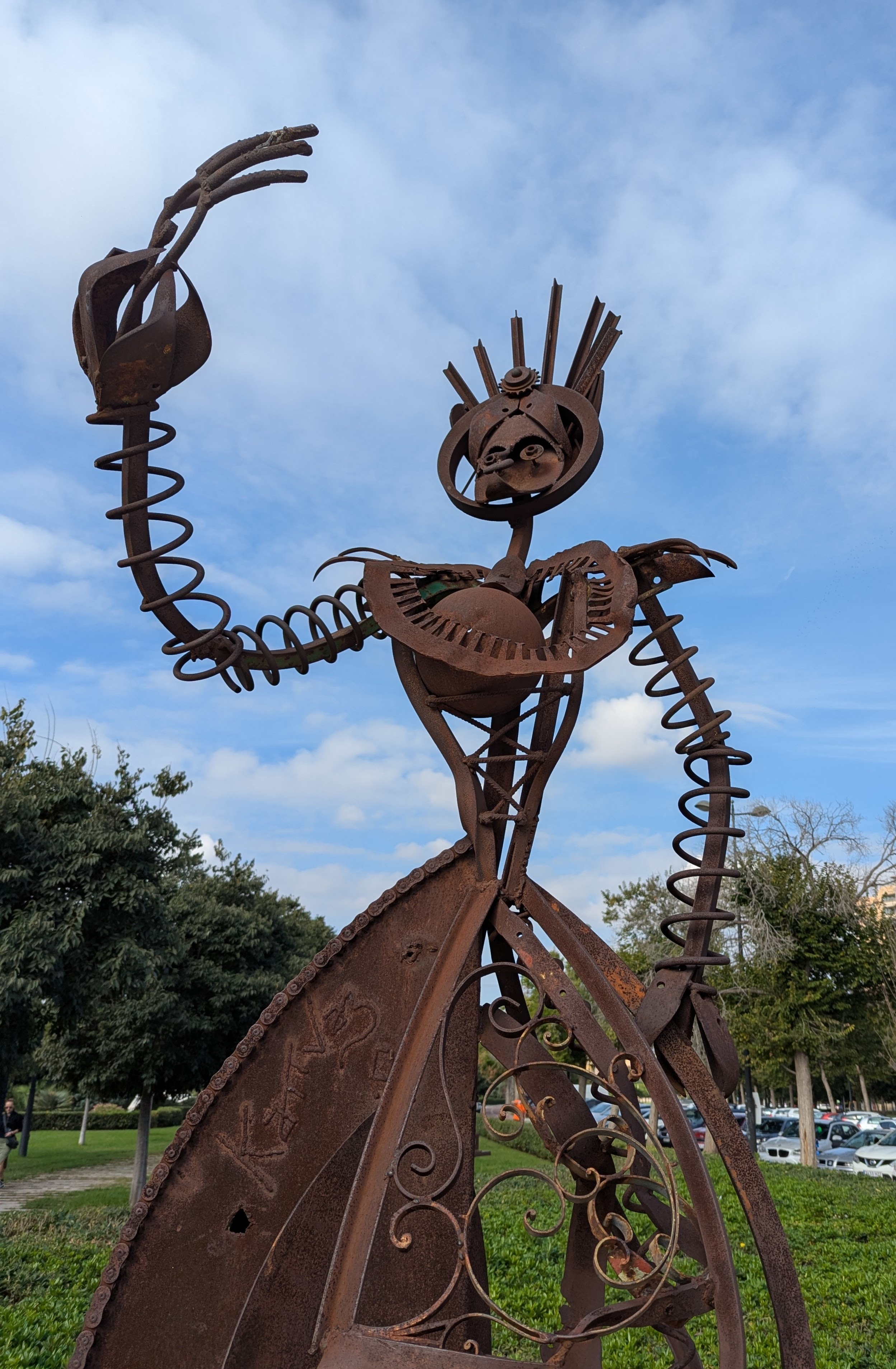 Metal sculpture alongside the Jardín del Turia