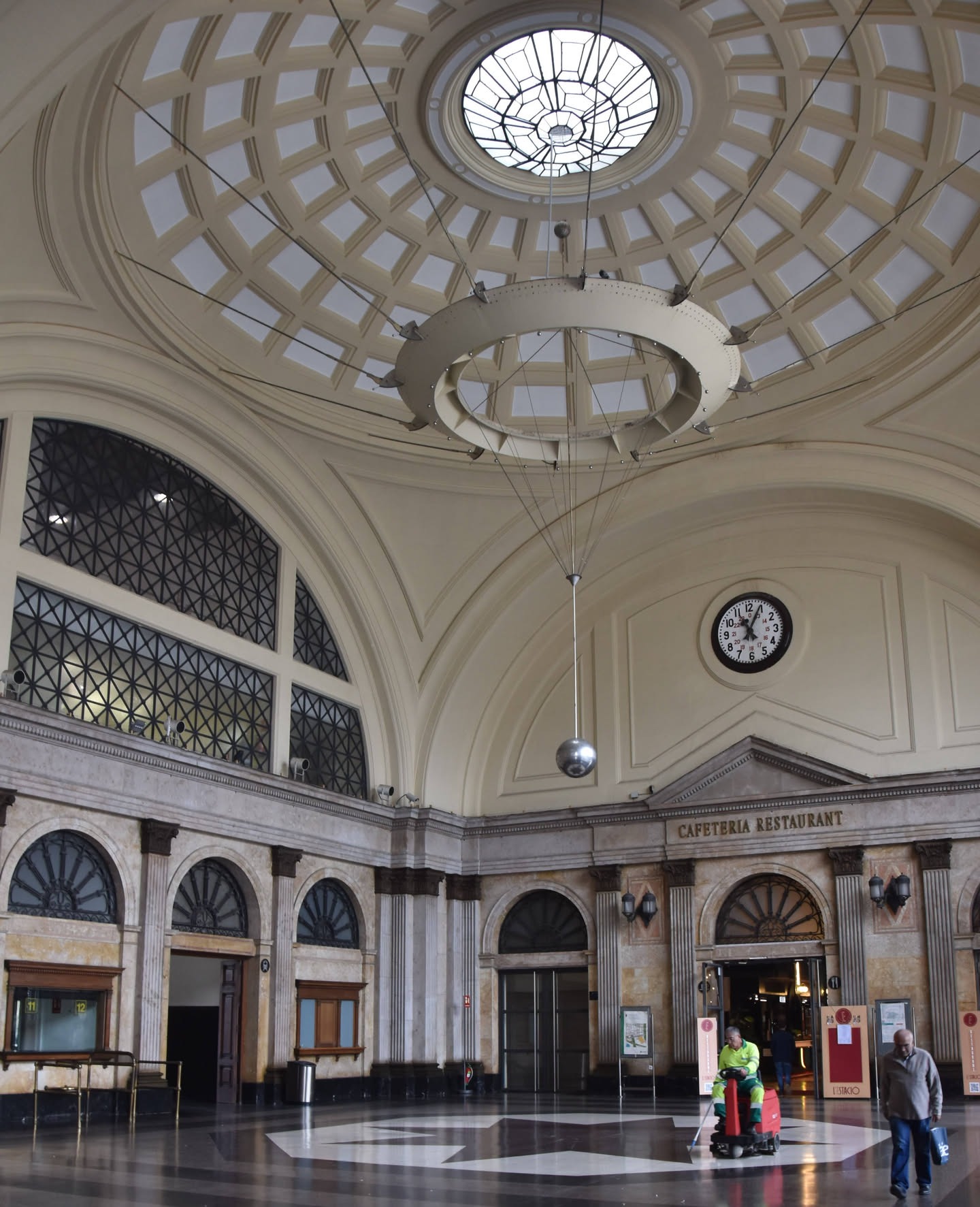 Inside the França train station