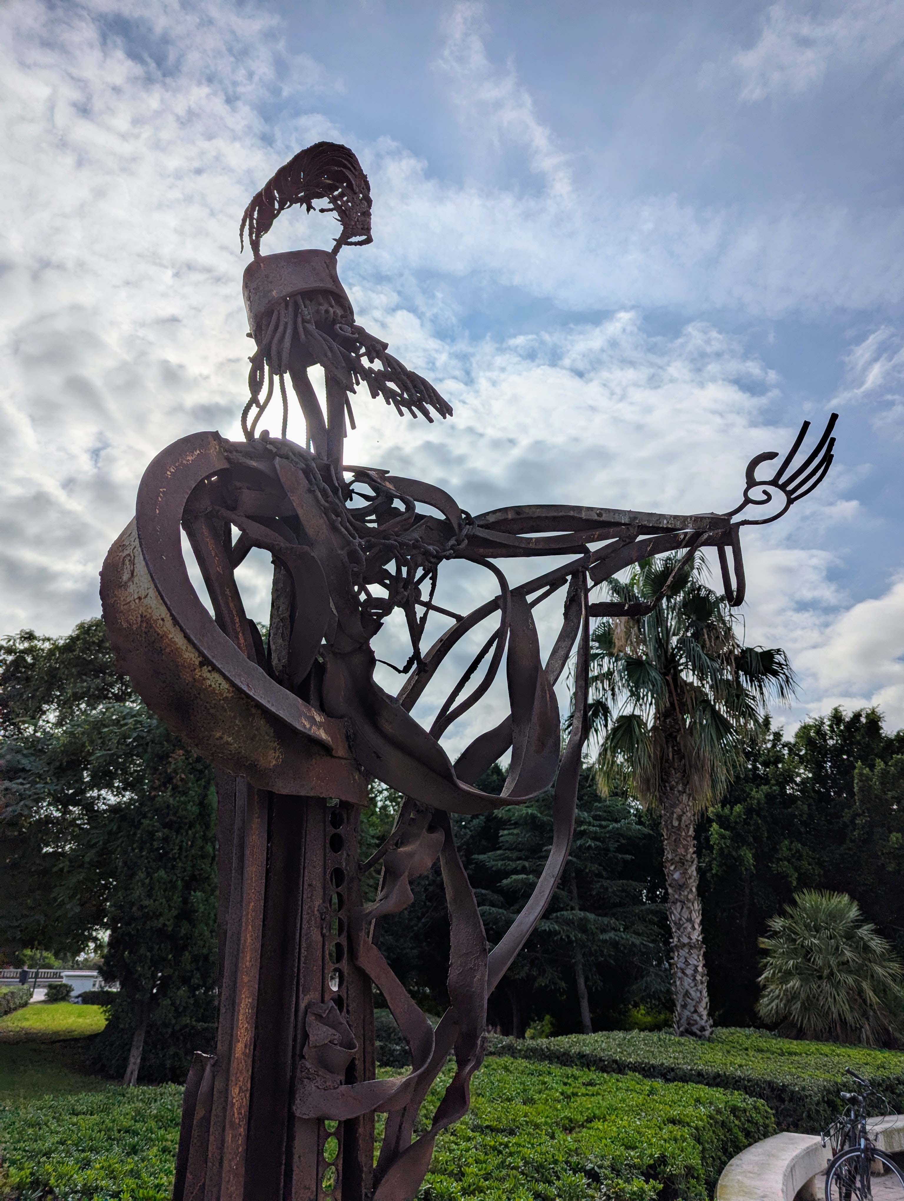 Metal sculpture alongside the Jardín del Turia