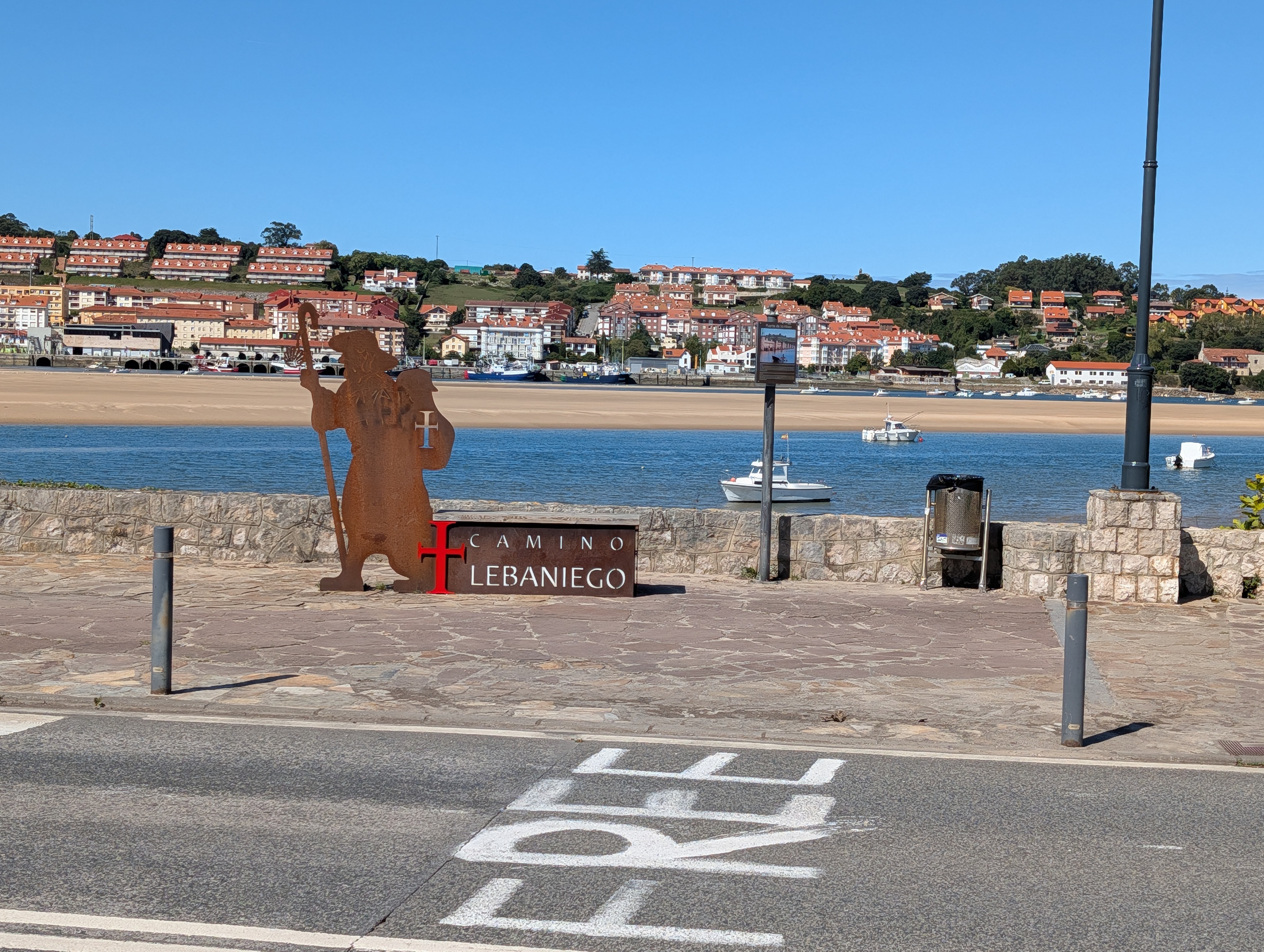 Way-post for the Camino Lebaniego on the Puente de la Maza