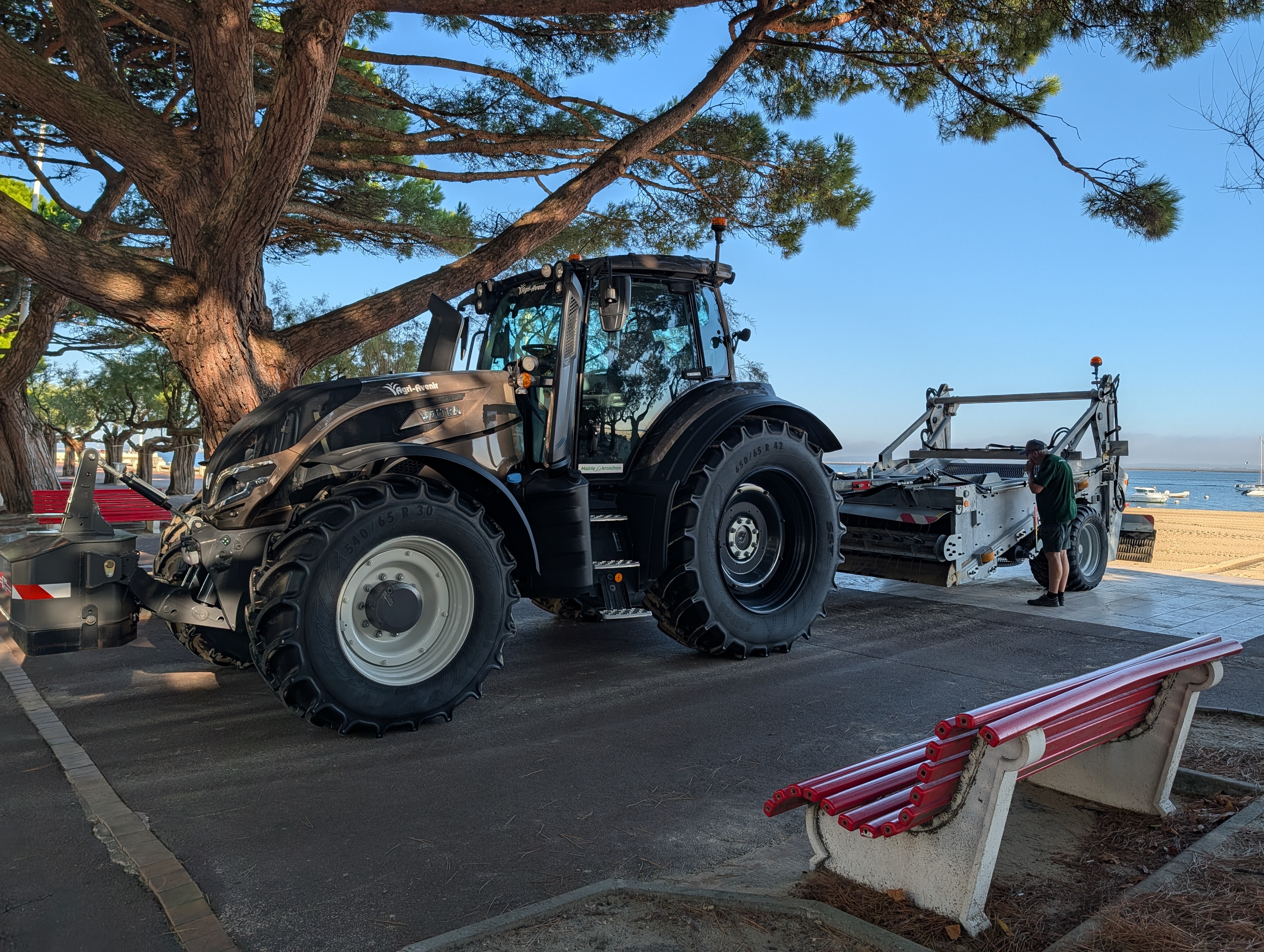 Beach cleaning tractor in Arcachon