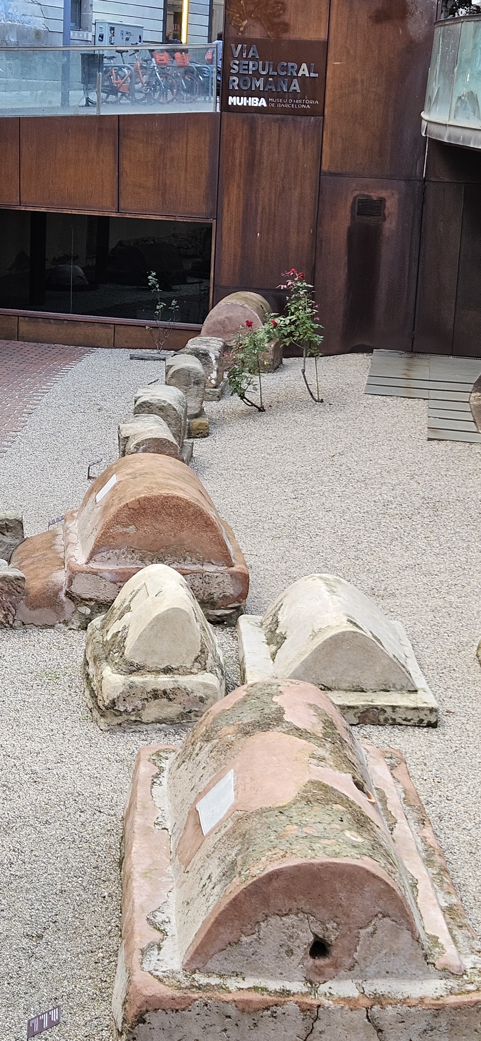 Roman tombs, Sepulchral Way of the Plaça de la Villa de Madrid