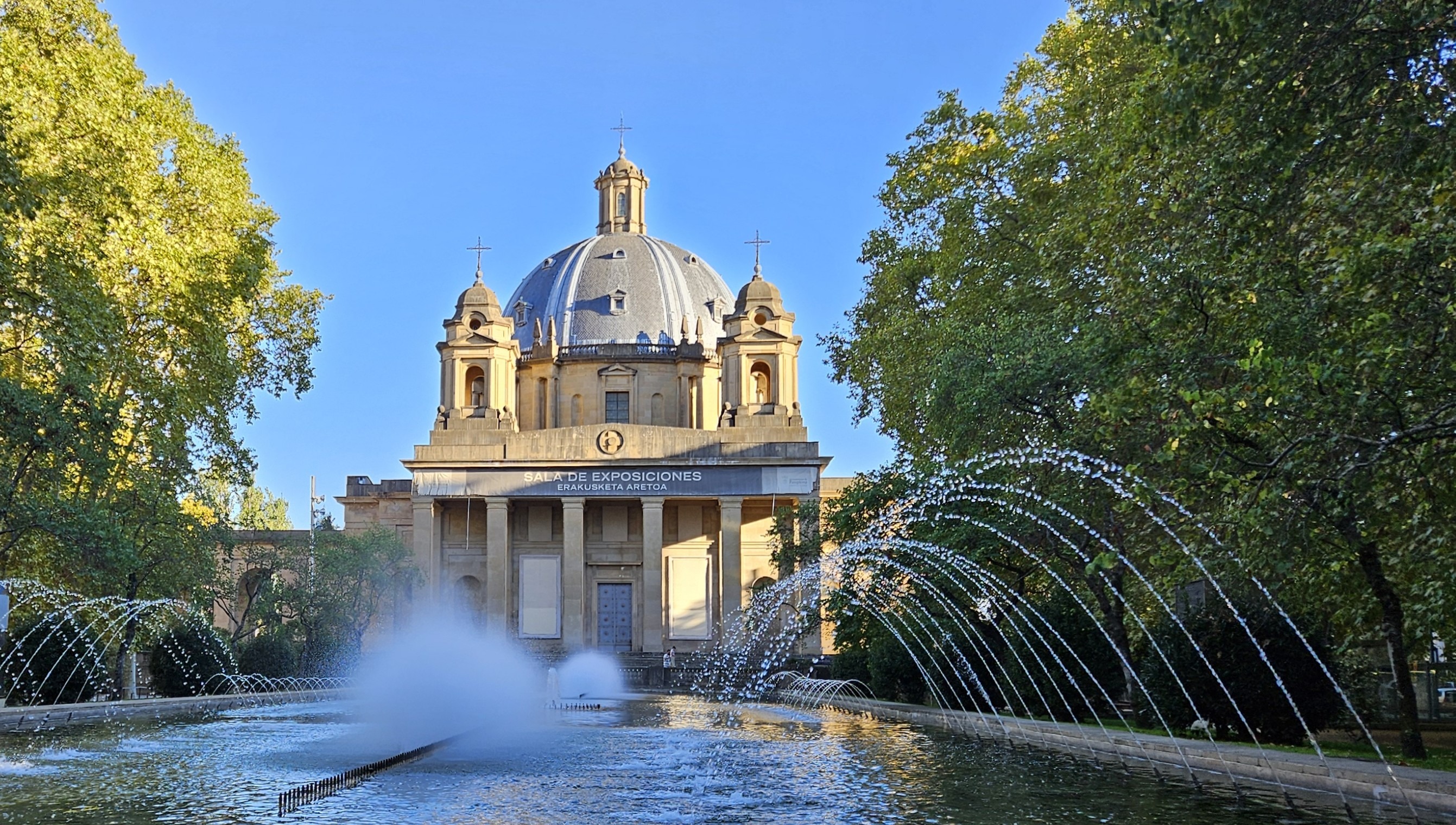 Exhibition hall fronted by fountains