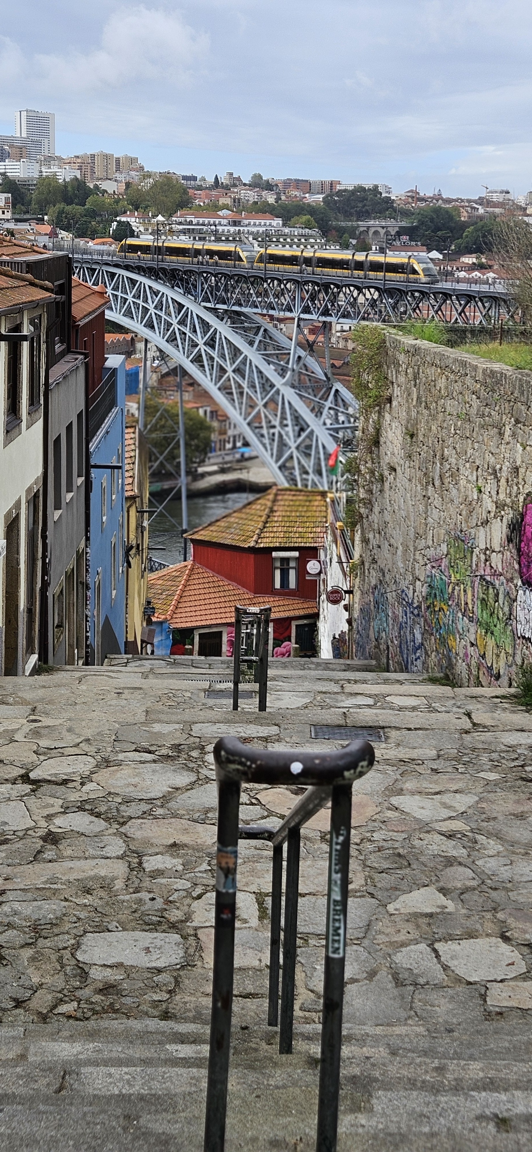 Escada dos Guindais stairs
