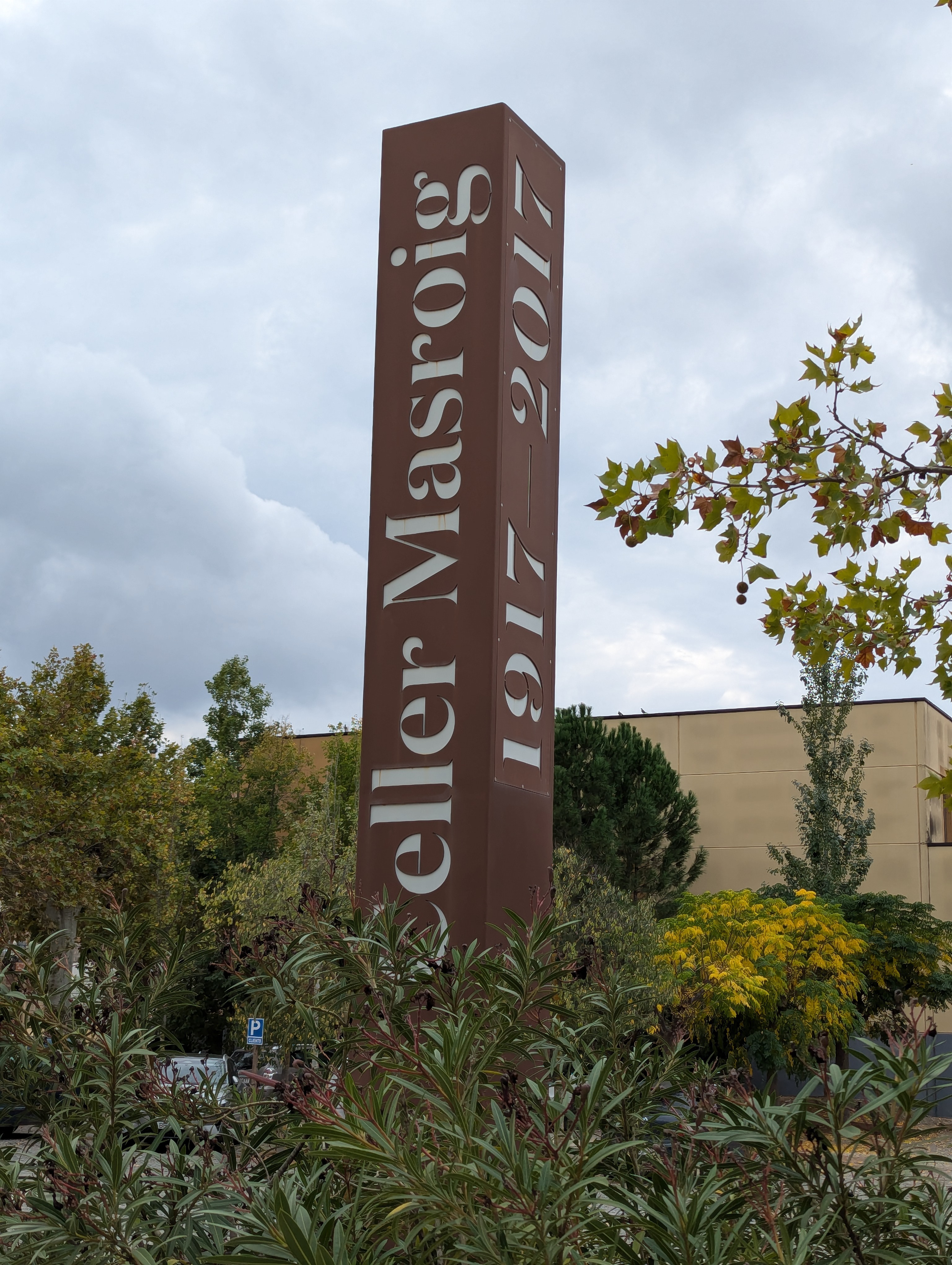 Celler Masroig columnar sign