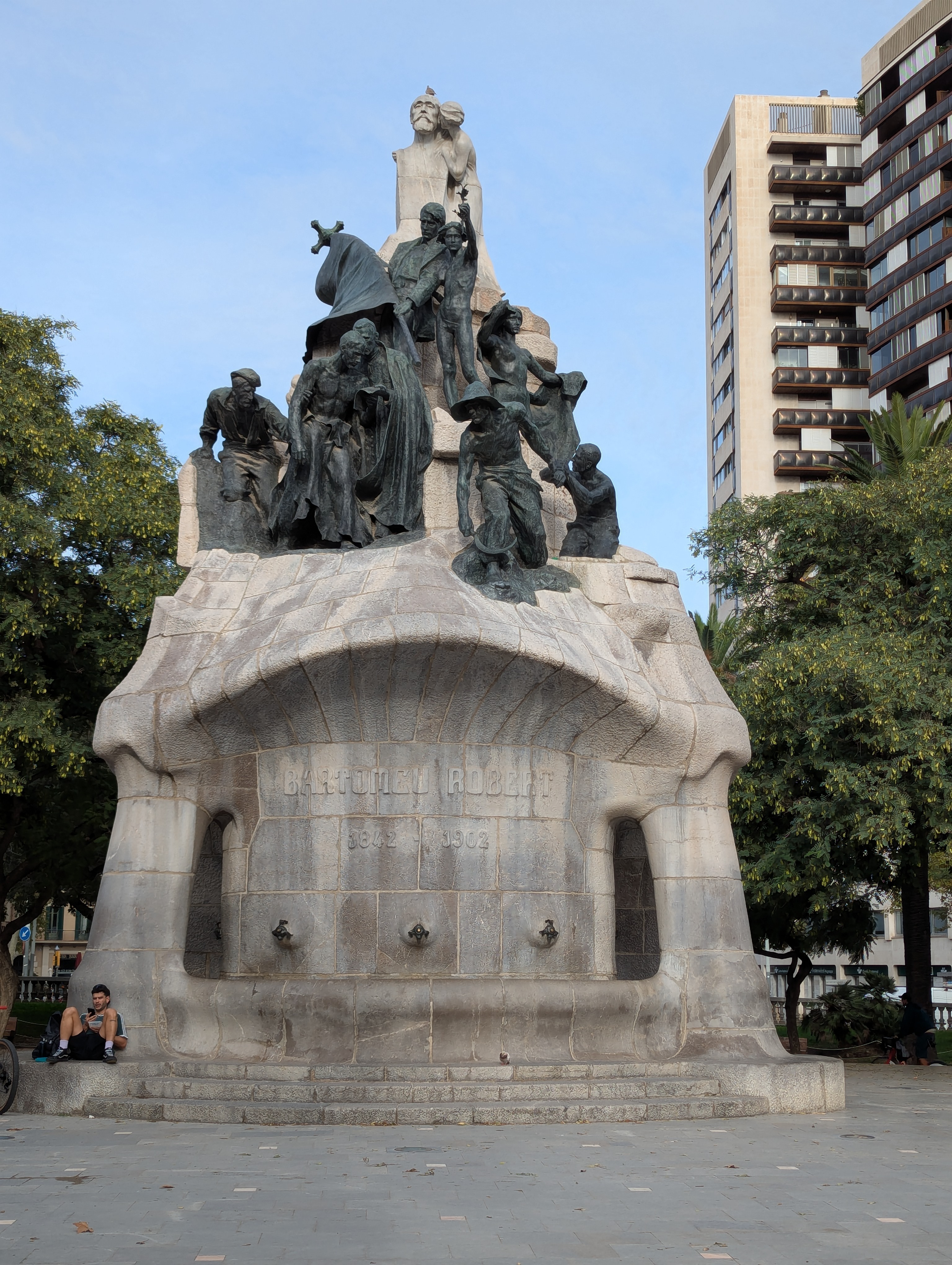 Fountain and monument to Bartomeu Robert