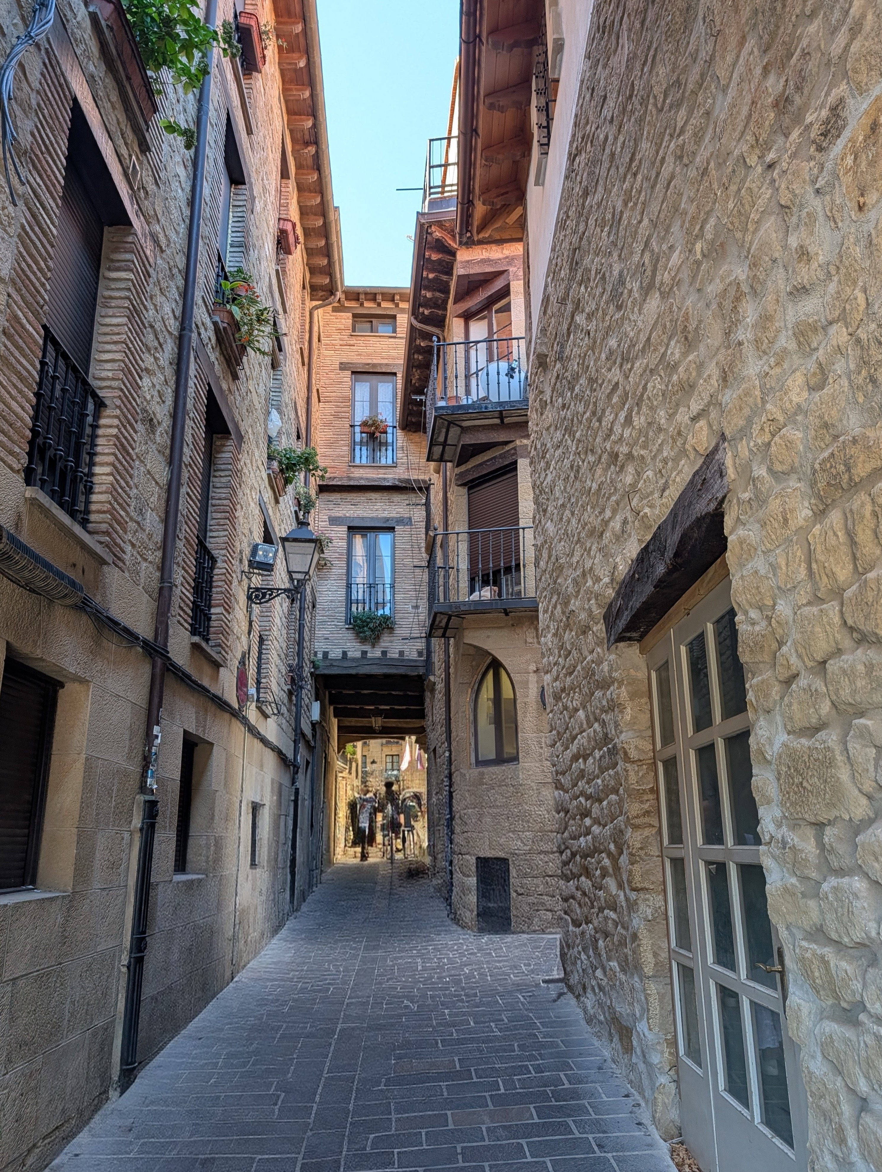 Narrow street in Laguardia