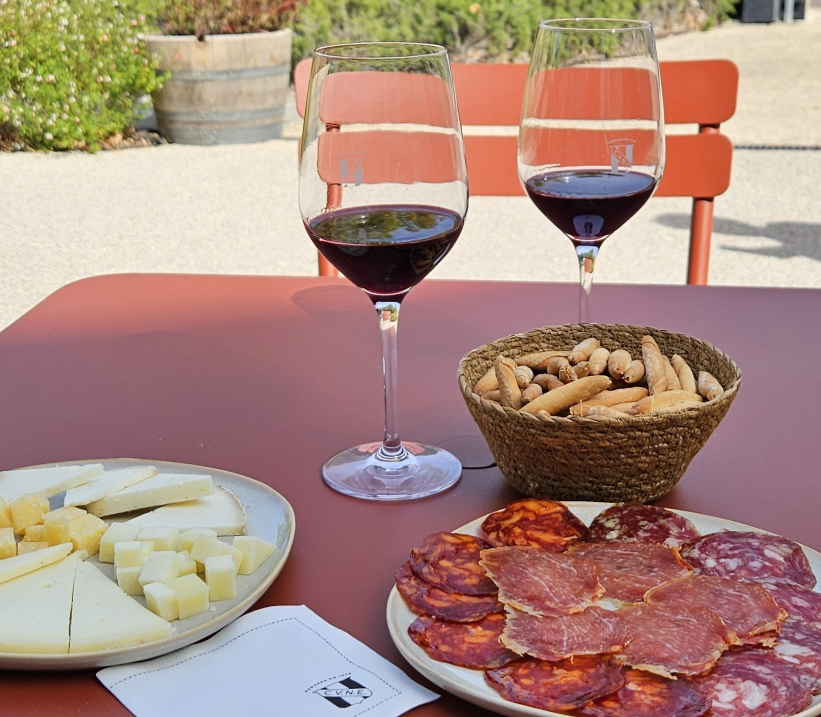 Wine with meats and cheeses from Cune
