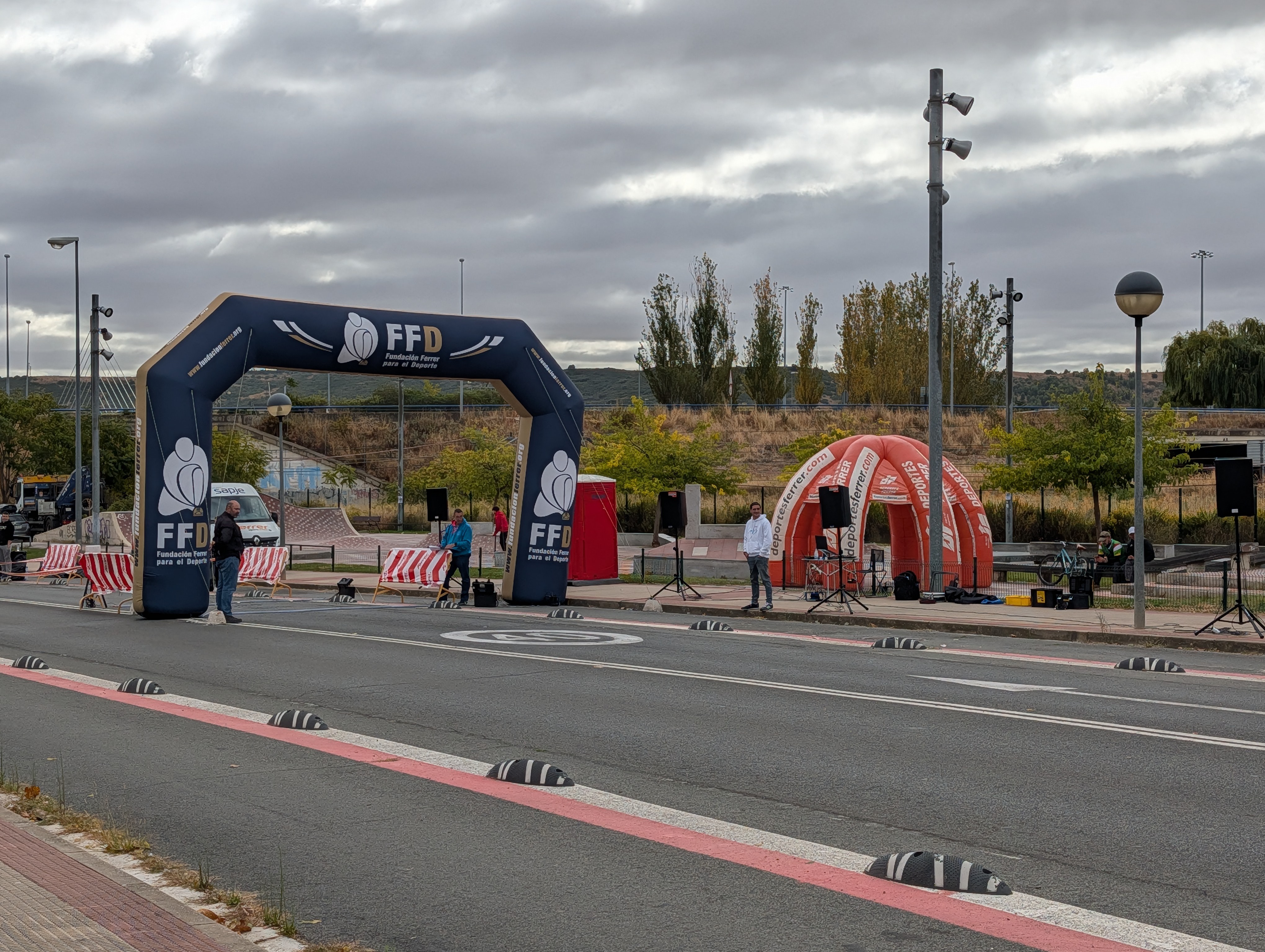 Inflatable gate along the marathon route