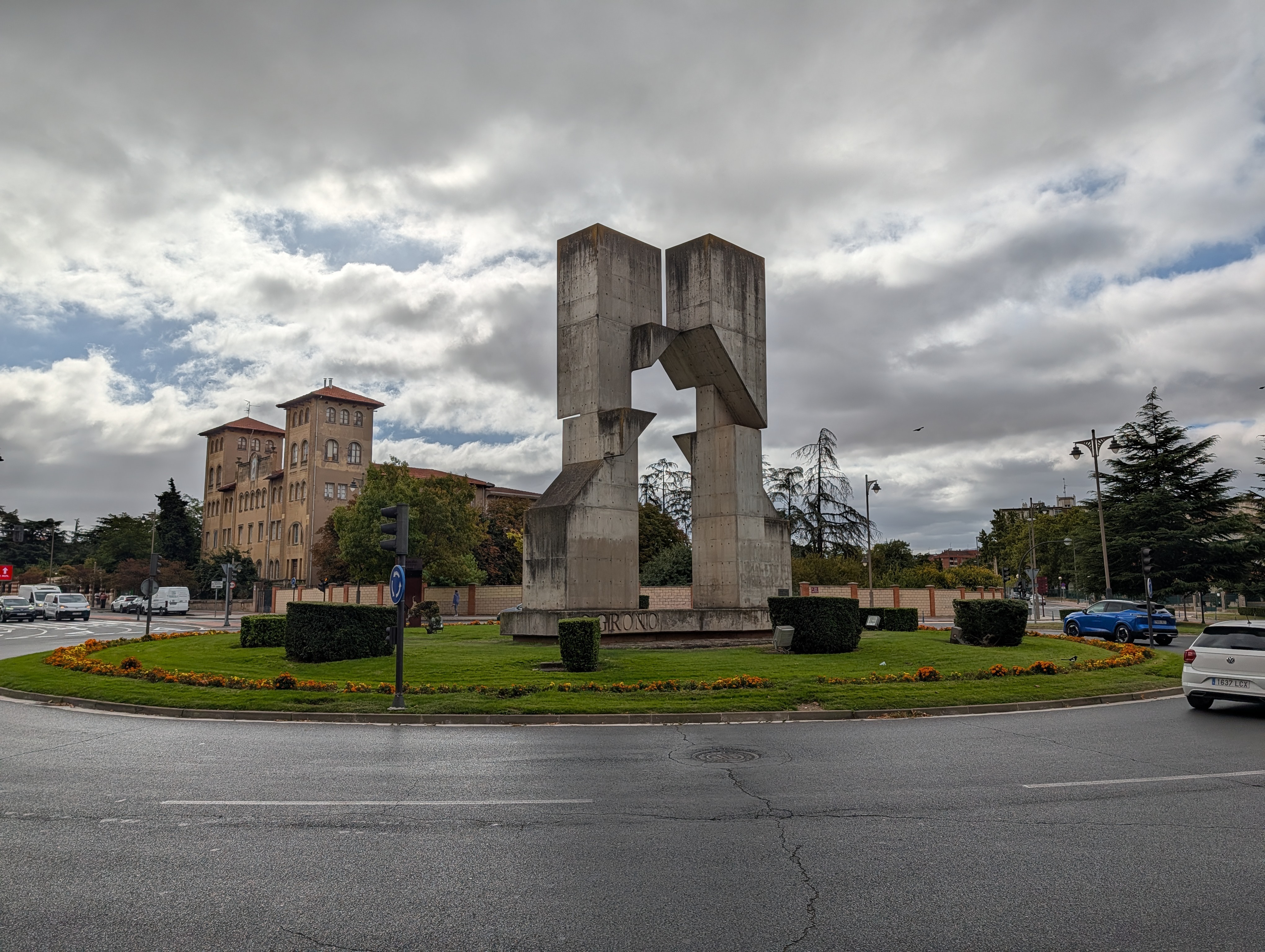 Noveno Centenario del Fuero de Logroño sculpture