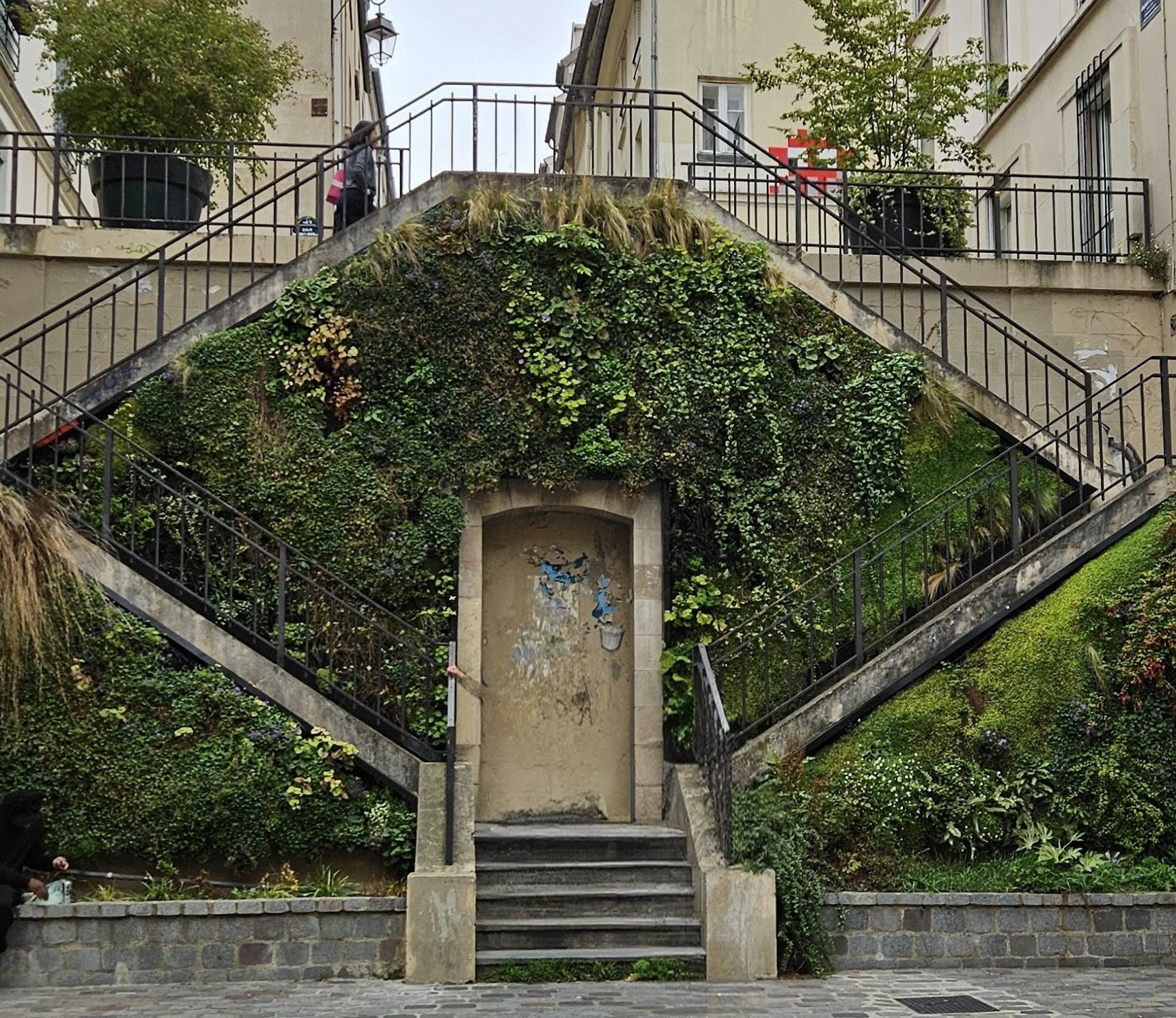 A stairway garden connects to the street above